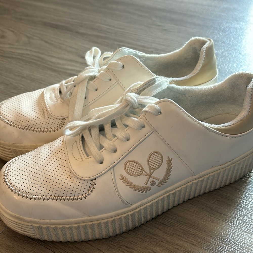 White tennis shoes for sale. Size 8